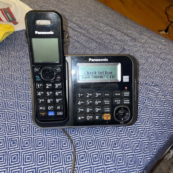 Panasonic Cordless Telephone answering machine. Needs batteries in handsets. - Picture 1 of 11